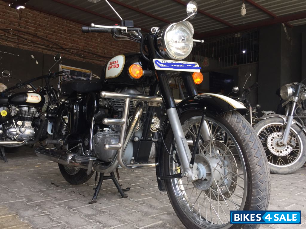 Black Royal Enfield Bullet 500