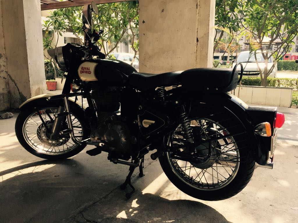 Black Royal Enfield Bullet 500