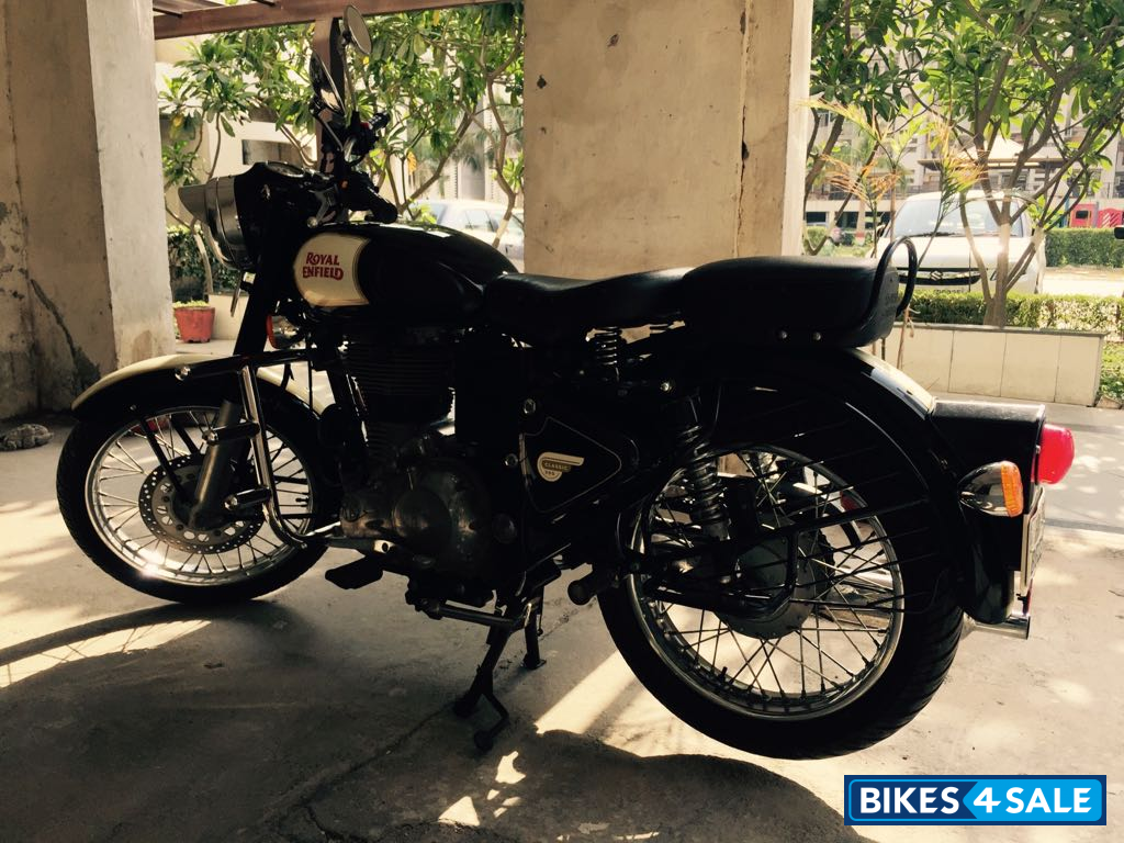 Black Royal Enfield Bullet 500
