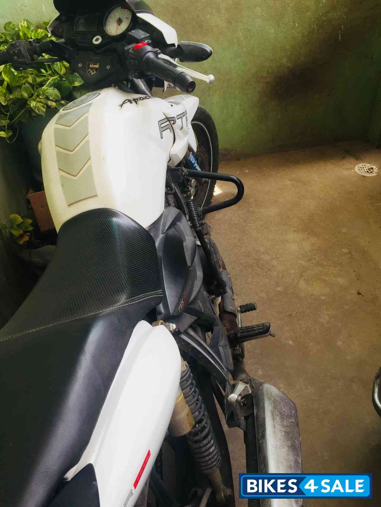 White TVS Apache RTR 180