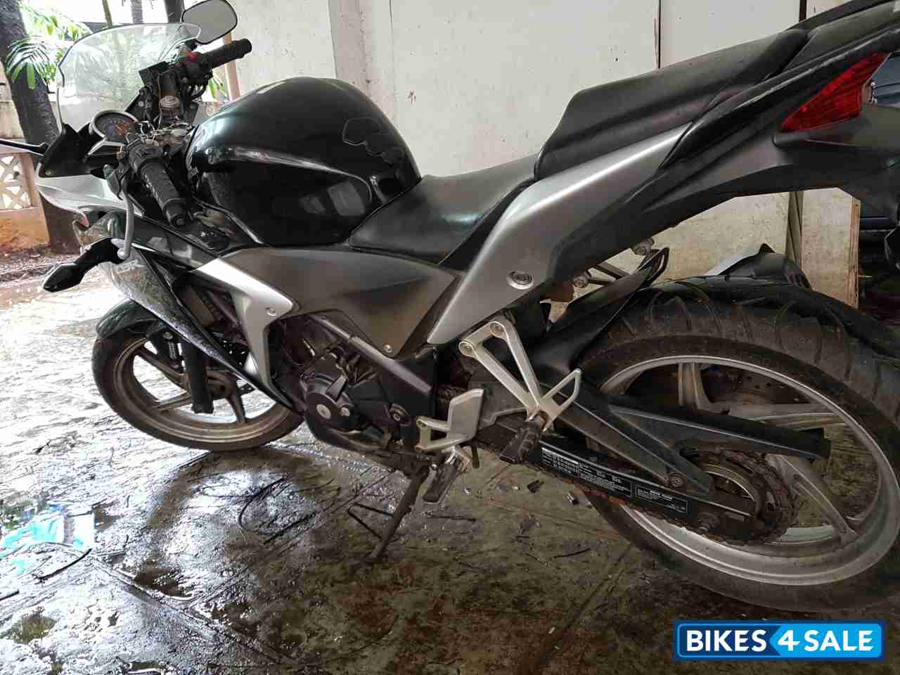 Black Honda CBR 250R ABS