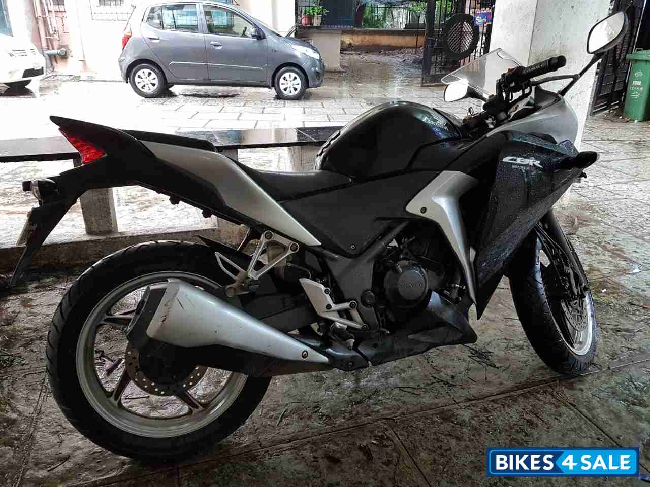 Black Honda CBR 250R ABS