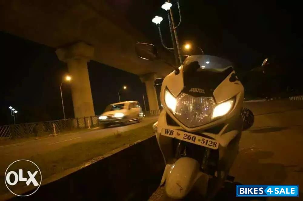 White Hero Karizma ZMR