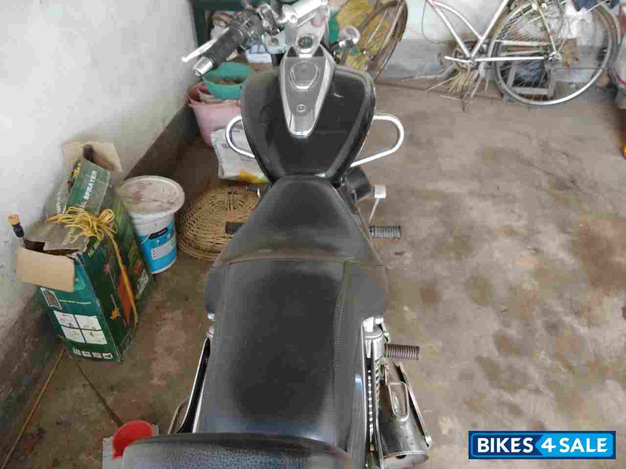 Black Bajaj Avenger 220 DTS-i