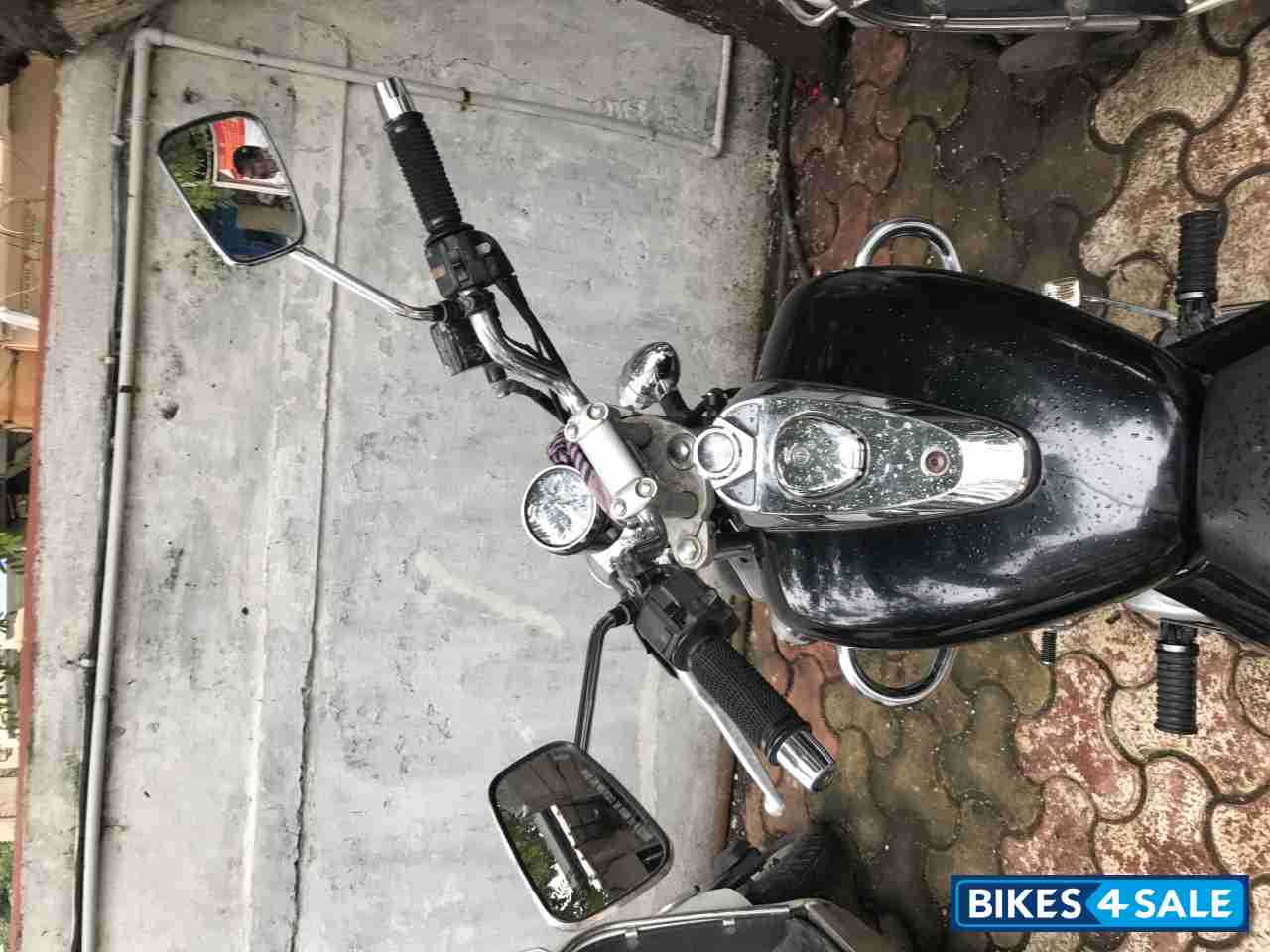 Black Bajaj Avenger 220 DTS-i