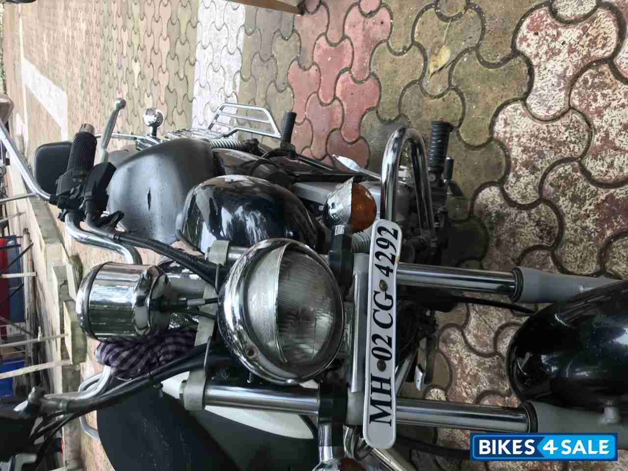 Black Bajaj Avenger 220 DTS-i