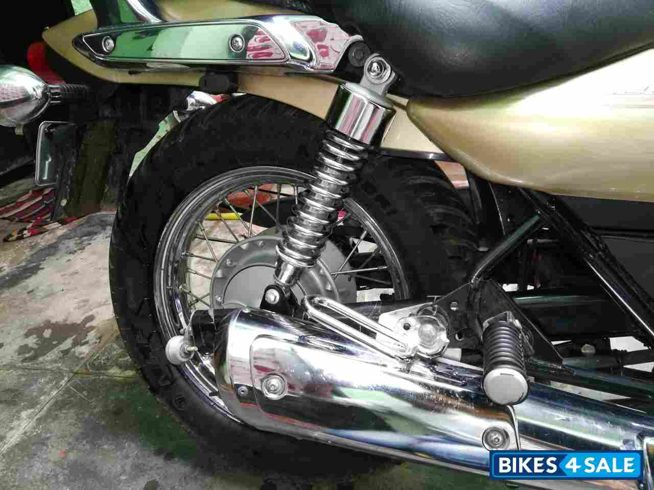 Gold Bajaj Avenger Cruise 220