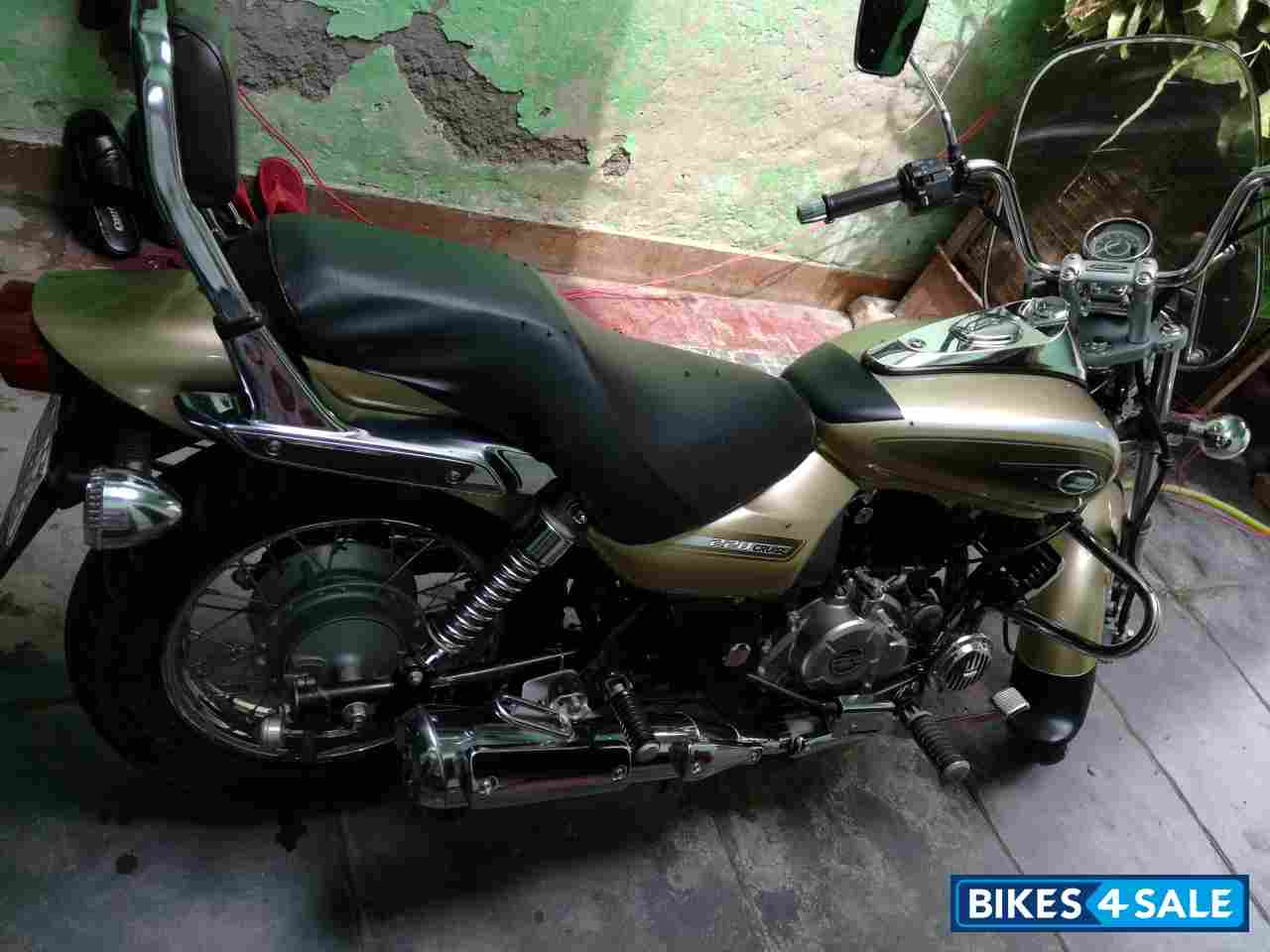 Gold Bajaj Avenger Cruise 220