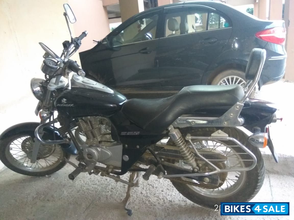 Blac Bajaj Avenger 220 DTS-i