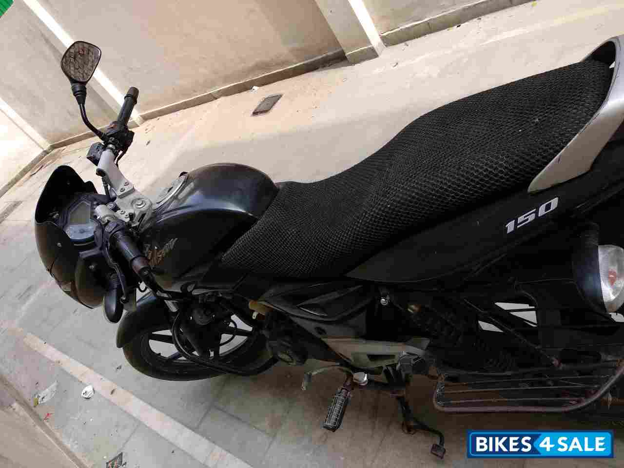 Black Bajaj Pulsar 150 Twin Disc
