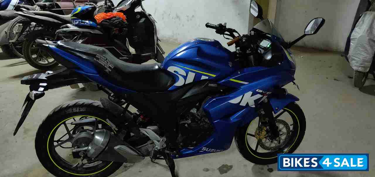 Blue Suzuki Gixxer SF