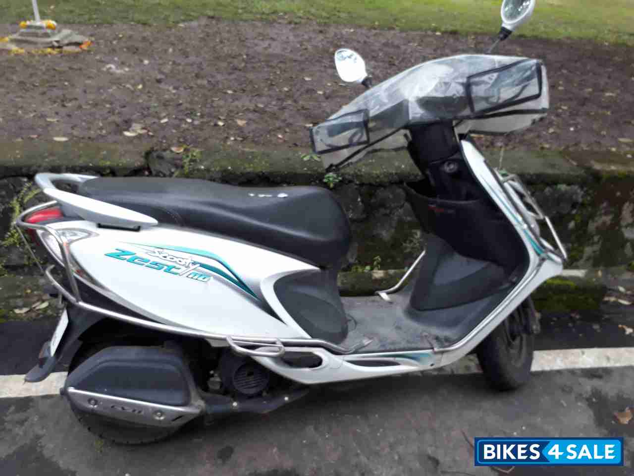 White TVS Scooty Zest White TVS Scooty Zest