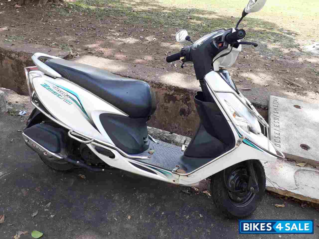 White TVS Scooty Zest White TVS Scooty Zest