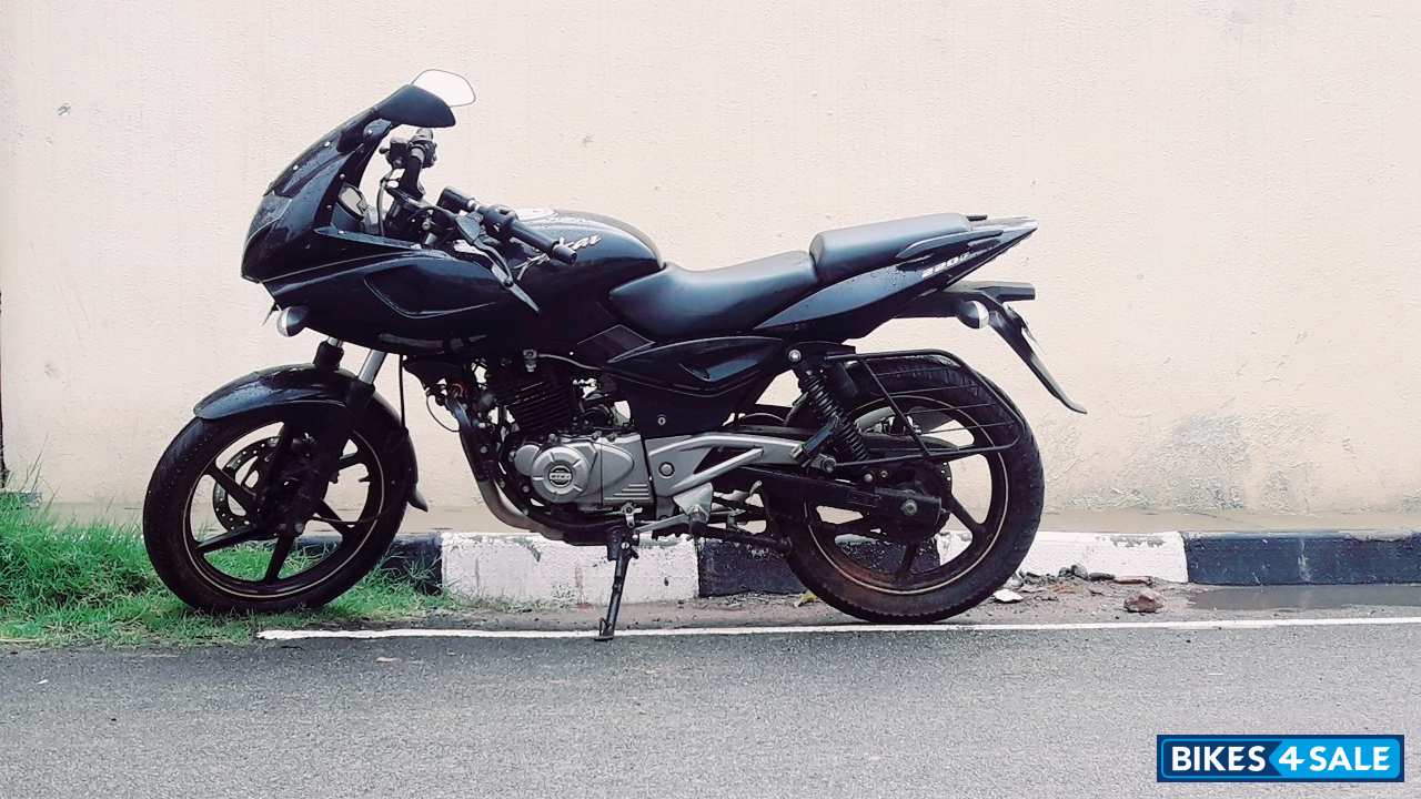 Black Bajaj Pulsar 220 DTSFi