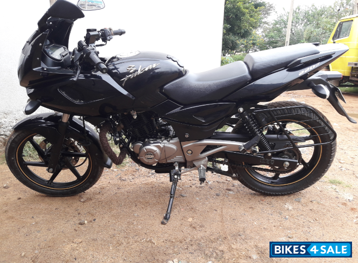 Black Bajaj Pulsar 220 DTSFi