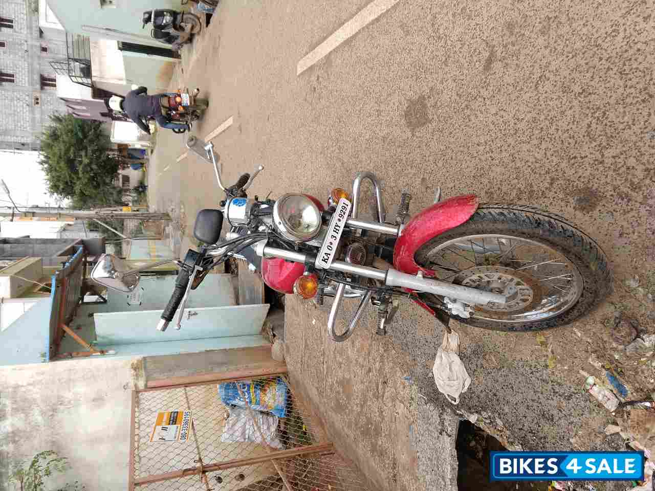 Red Bajaj Avenger 220 DTS-i