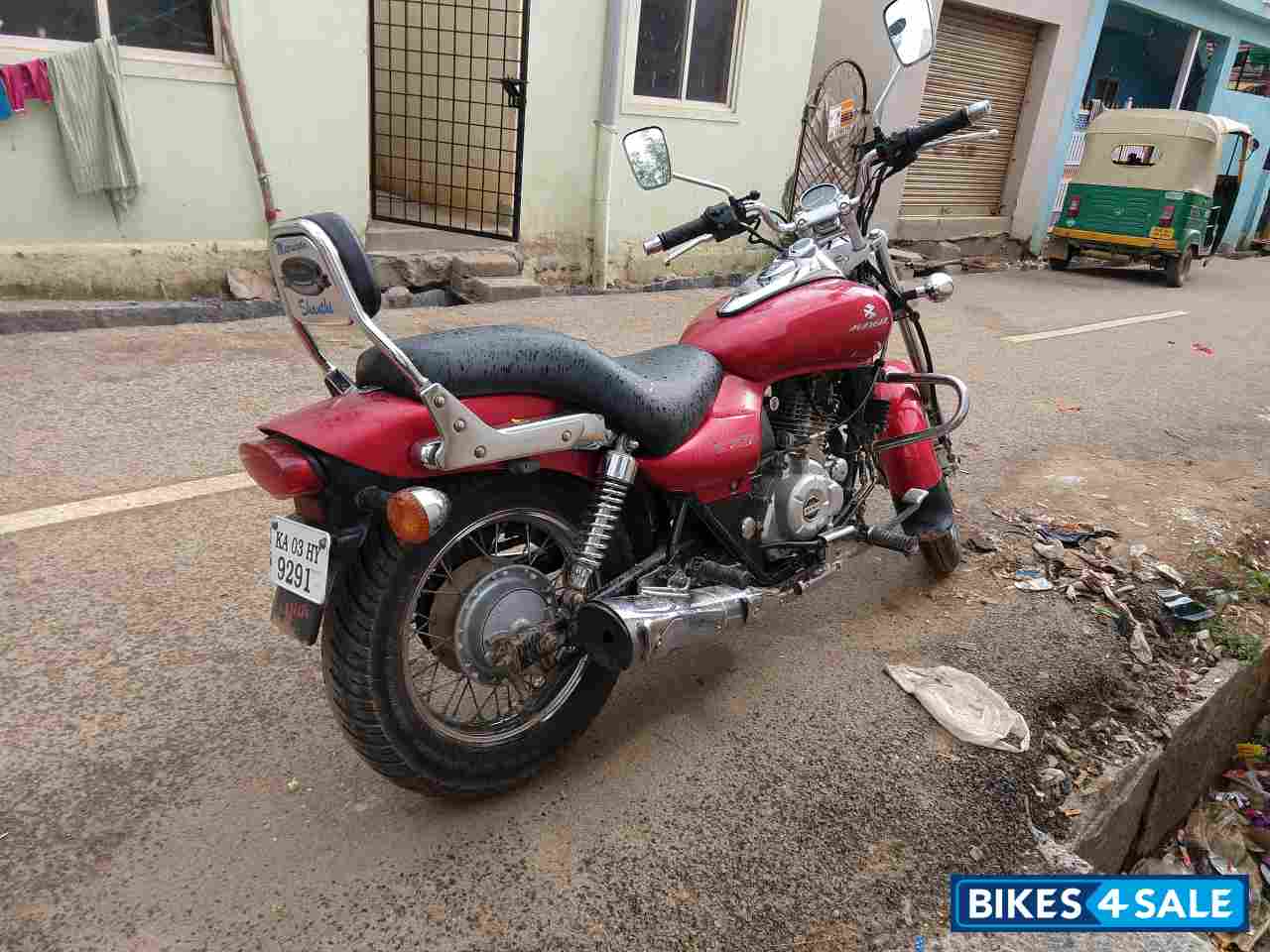 Red Bajaj Avenger 220 DTS-i