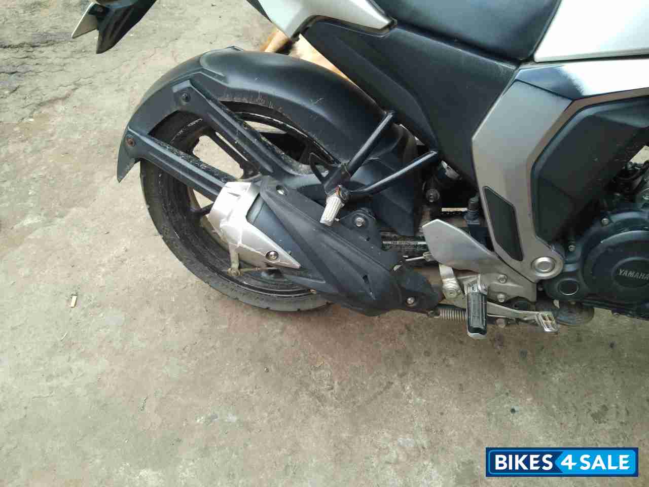 White Blue Yamaha Fazer FI V2