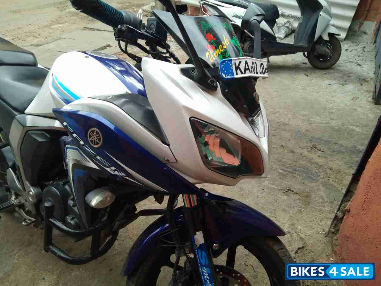 White Blue Yamaha Fazer FI V2