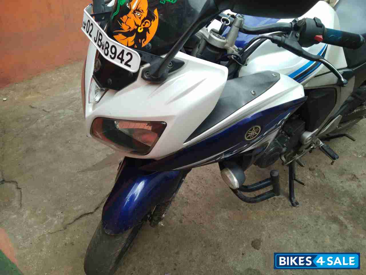 White Blue Yamaha Fazer FI V2