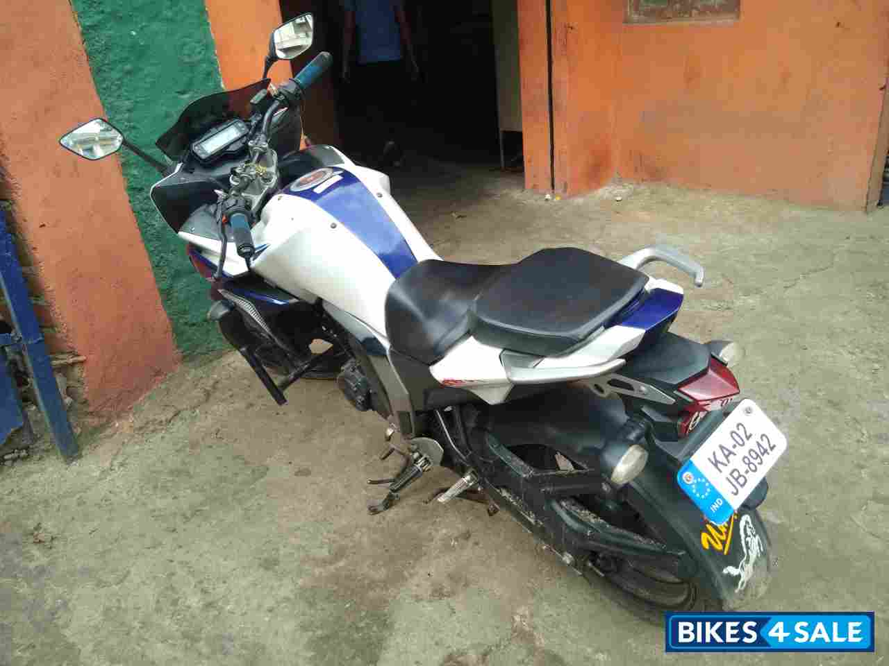 White Blue Yamaha Fazer FI V2