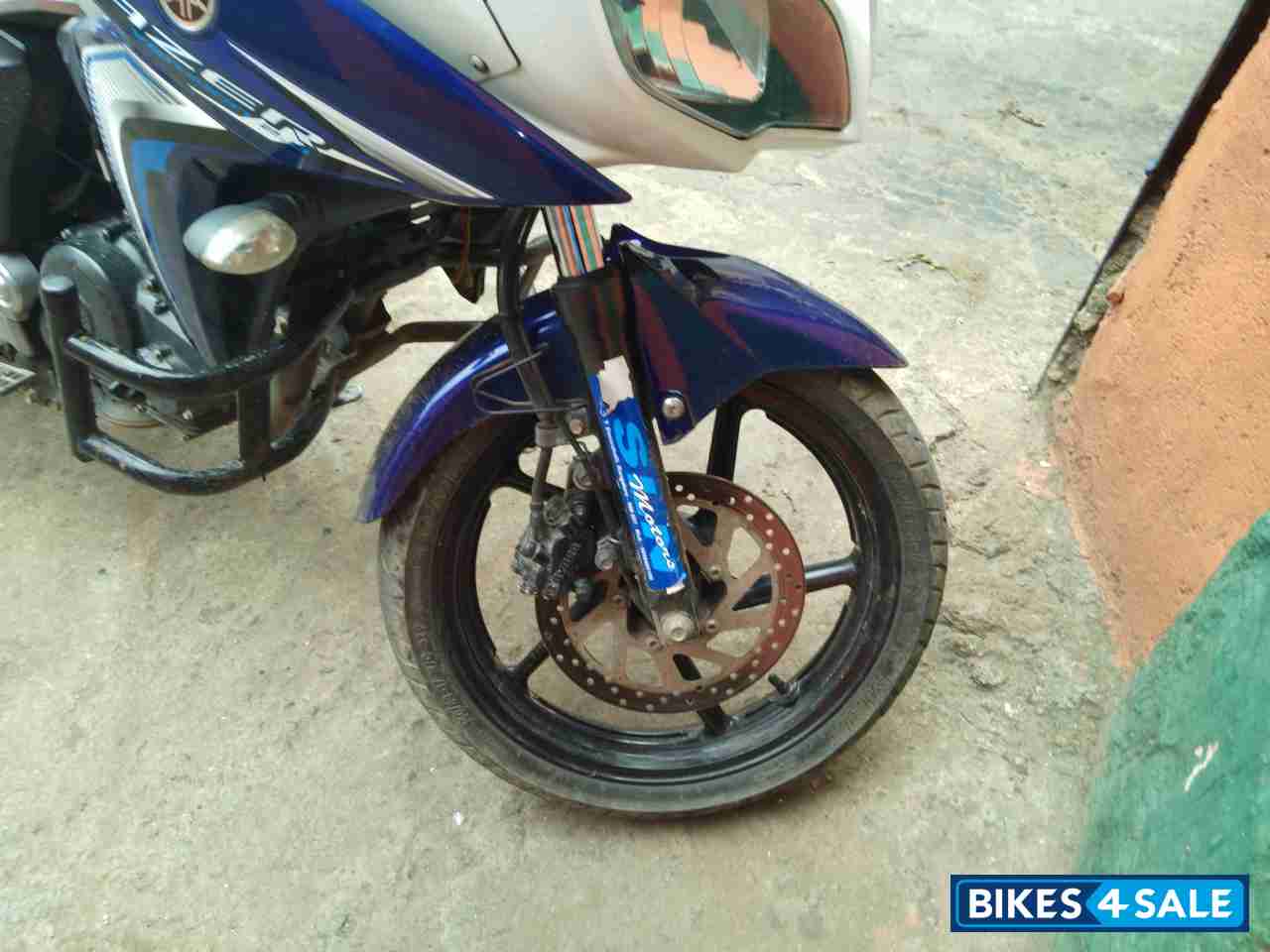 White Blue Yamaha Fazer FI V2