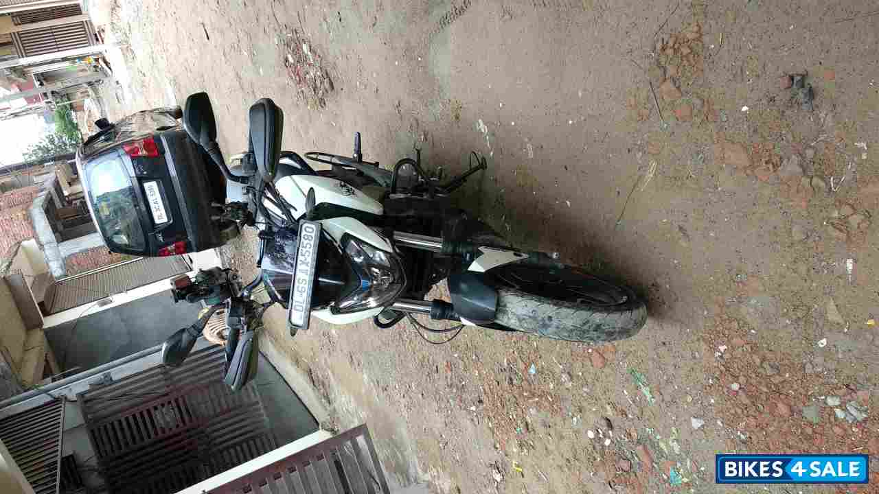 Moon White Bajaj Dominar 400