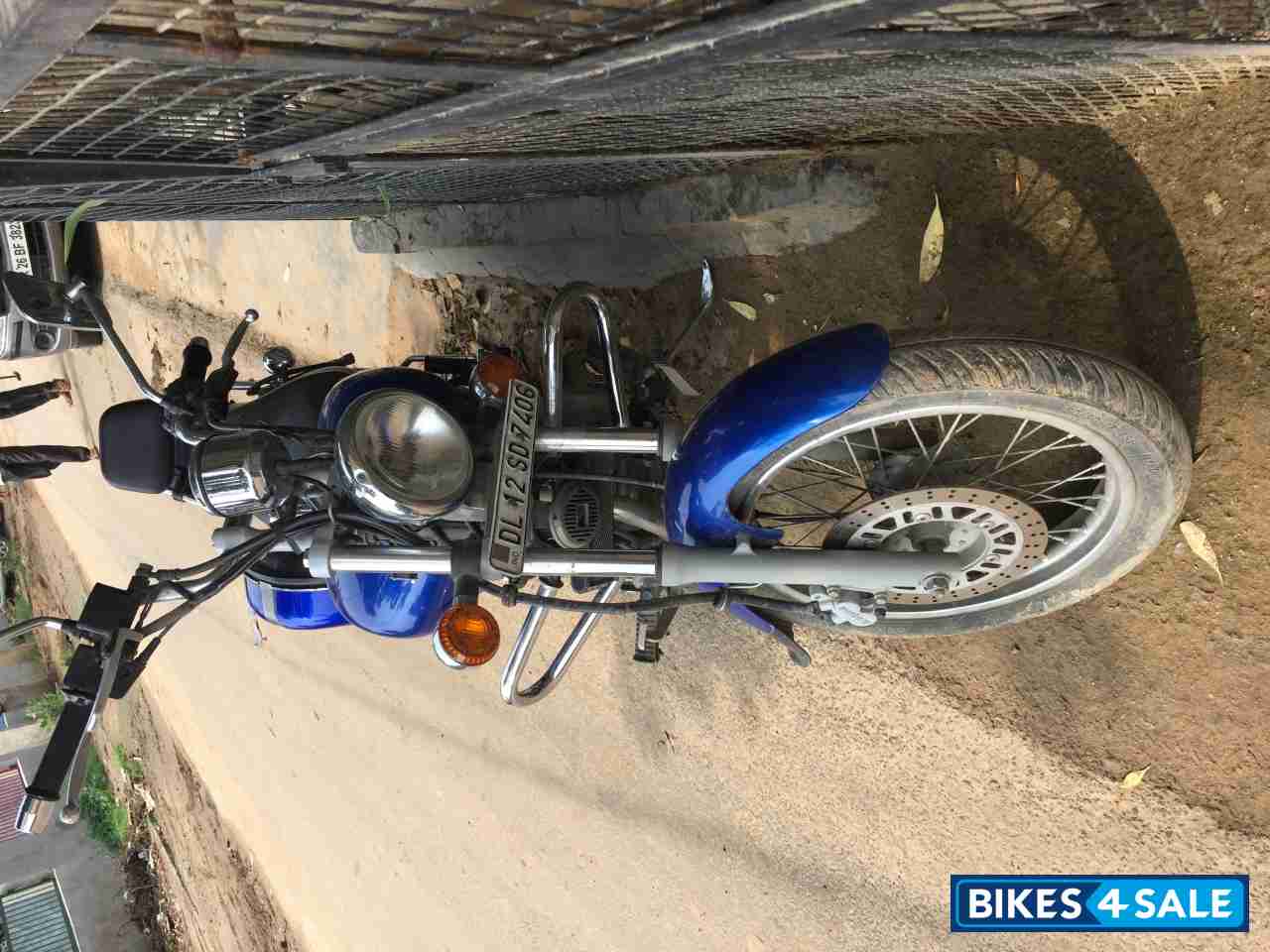 Blue Bajaj Avenger 220 DTS-i