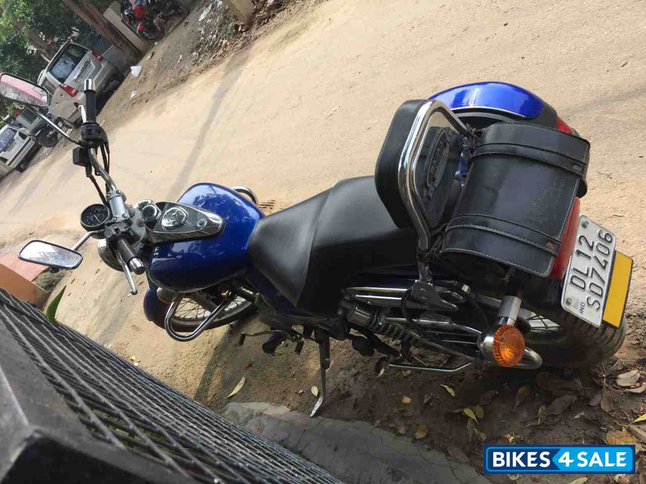 Blue Bajaj Avenger 220 DTS-i
