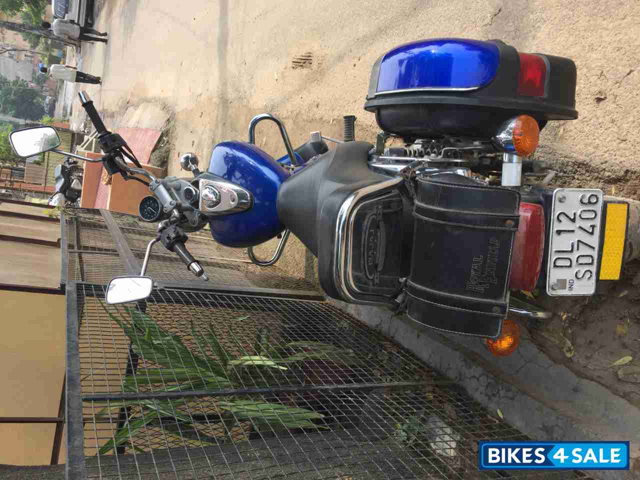 Blue Bajaj Avenger 220 DTS-i