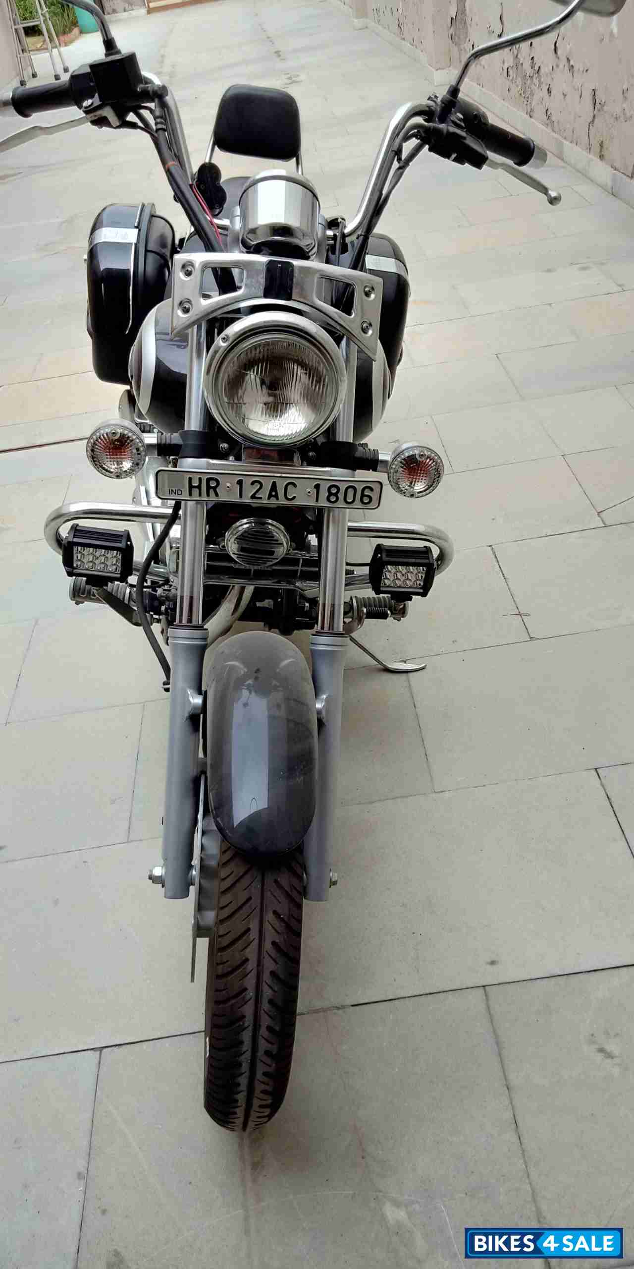 Black Bajaj Avenger Cruise 220