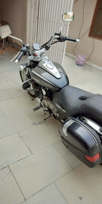 Black Bajaj Avenger Cruise 220