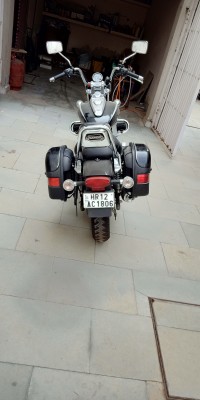 Black Bajaj Avenger Cruise 220