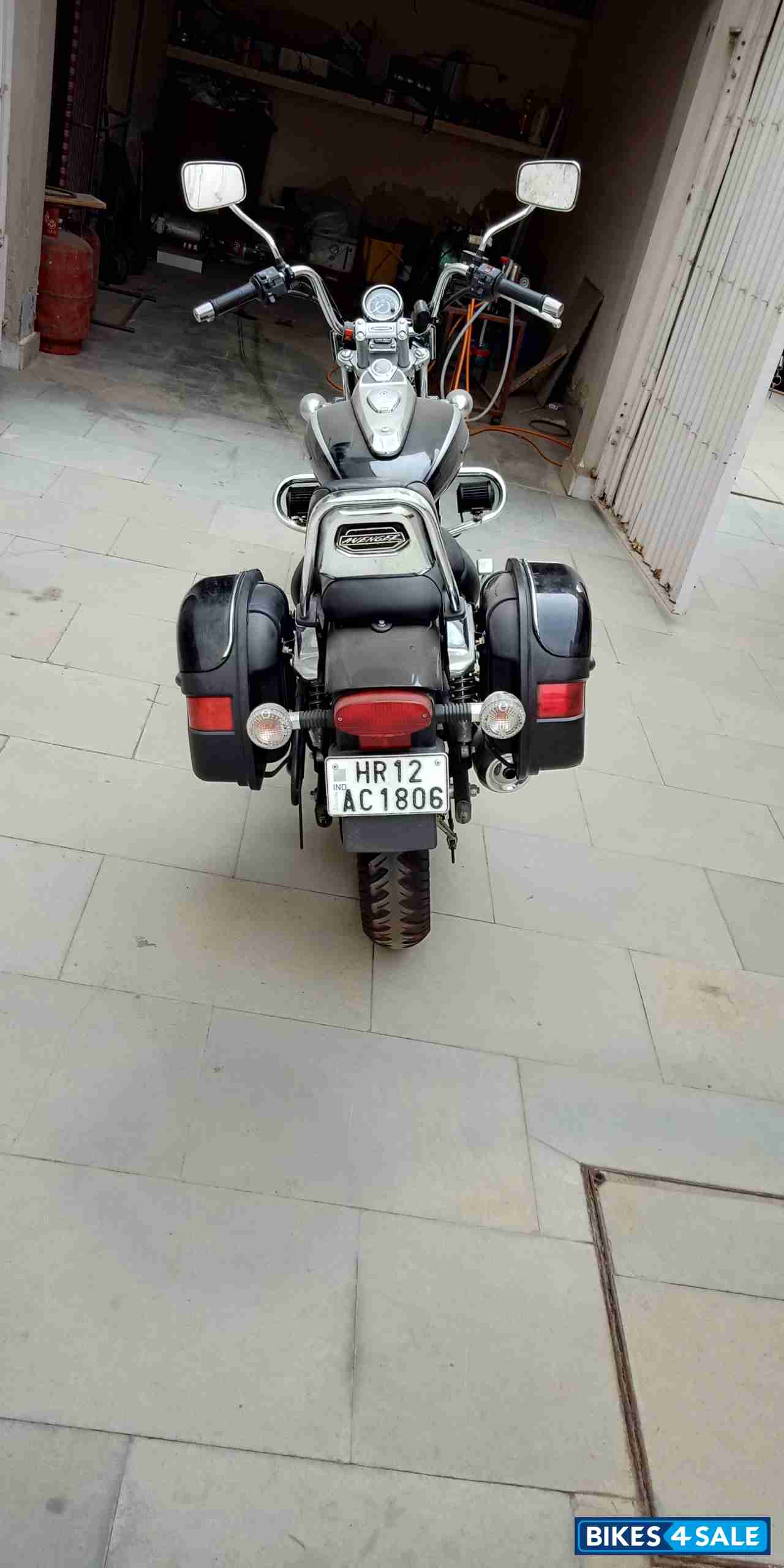 Black Bajaj Avenger Cruise 220