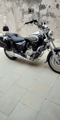 Black Bajaj Avenger Cruise 220