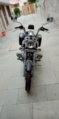 Black Bajaj Avenger Cruise 220