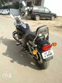 Black Bajaj Avenger 220 DTS-i