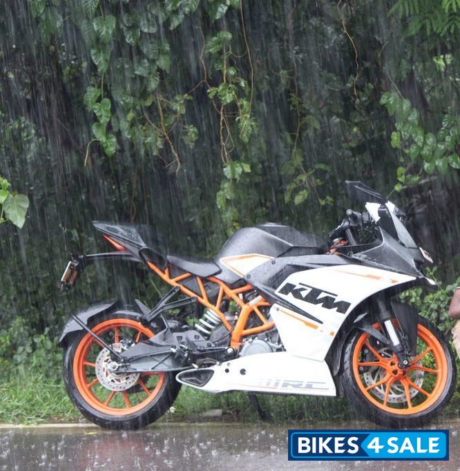 White KTM RC 390