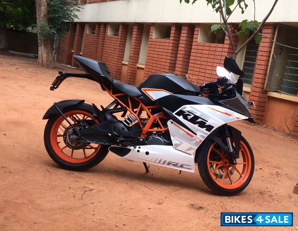 White KTM RC 390