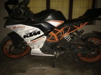 White KTM RC 390