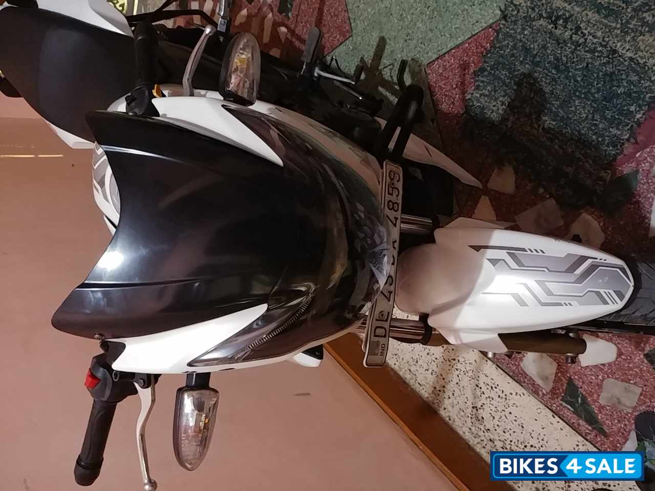 White TVS Apache RTR 180