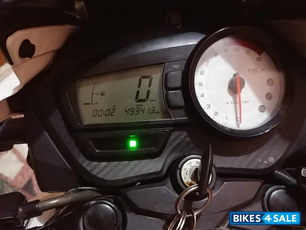 White TVS Apache RTR 180