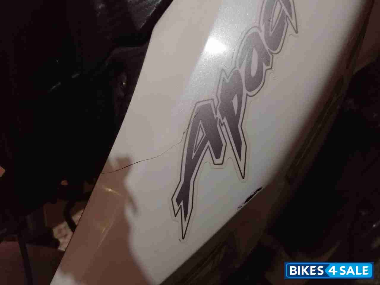 White TVS Apache RTR 180