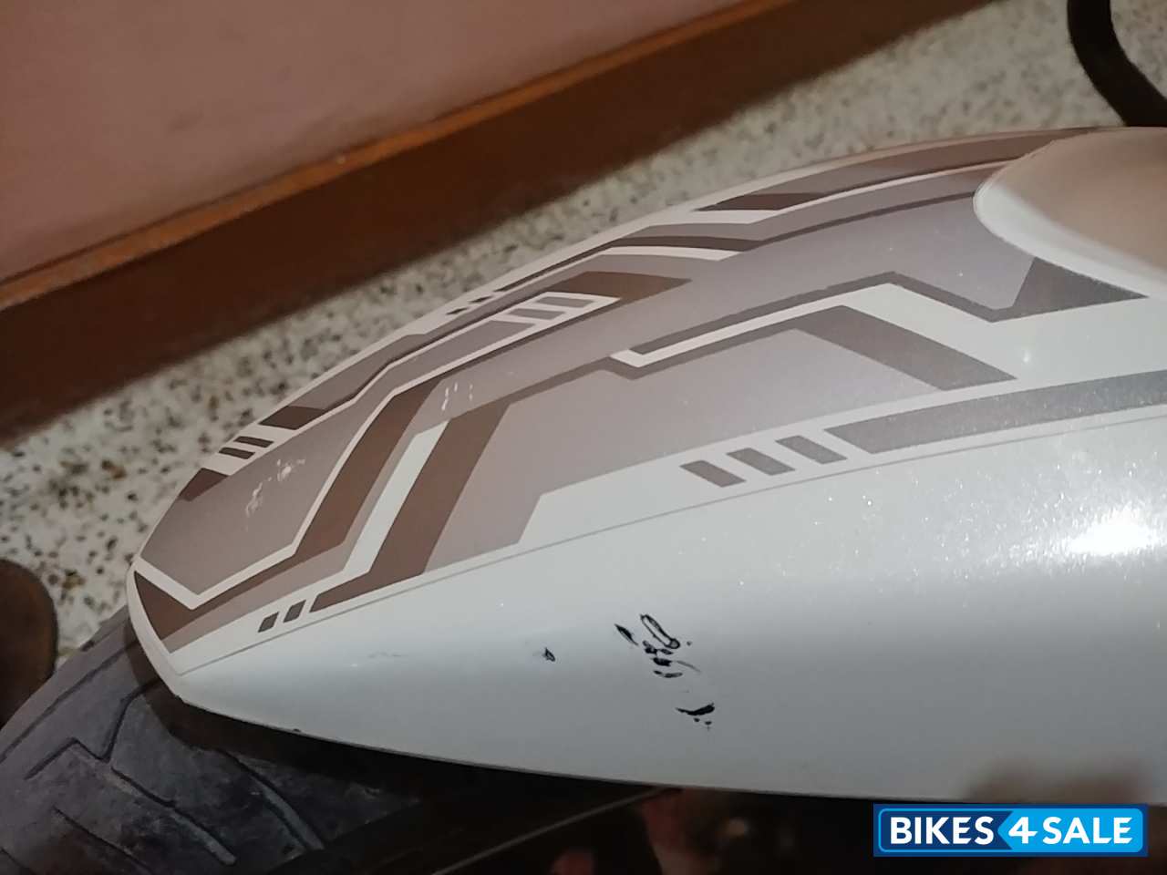 White TVS Apache RTR 180