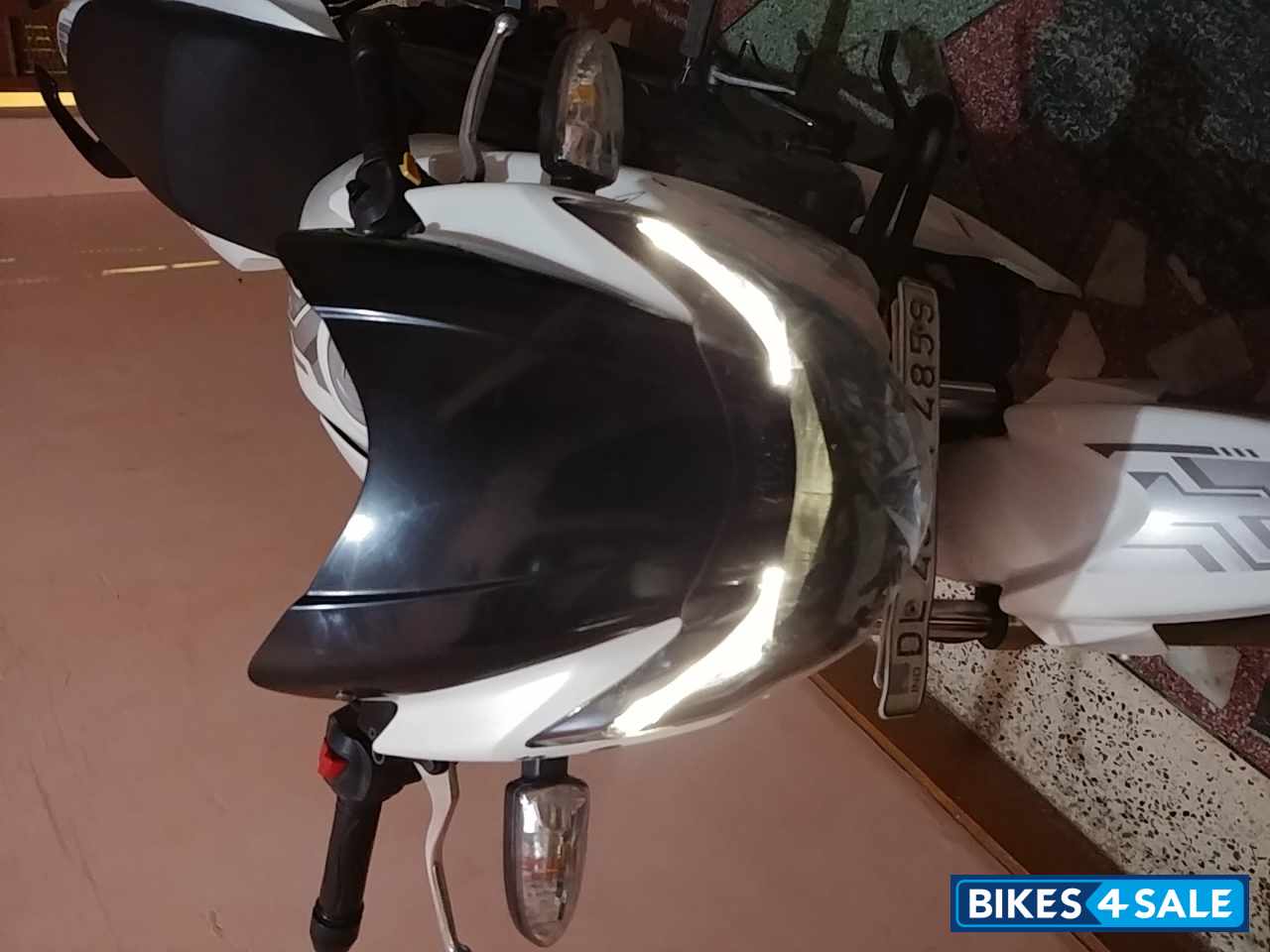 White TVS Apache RTR 180