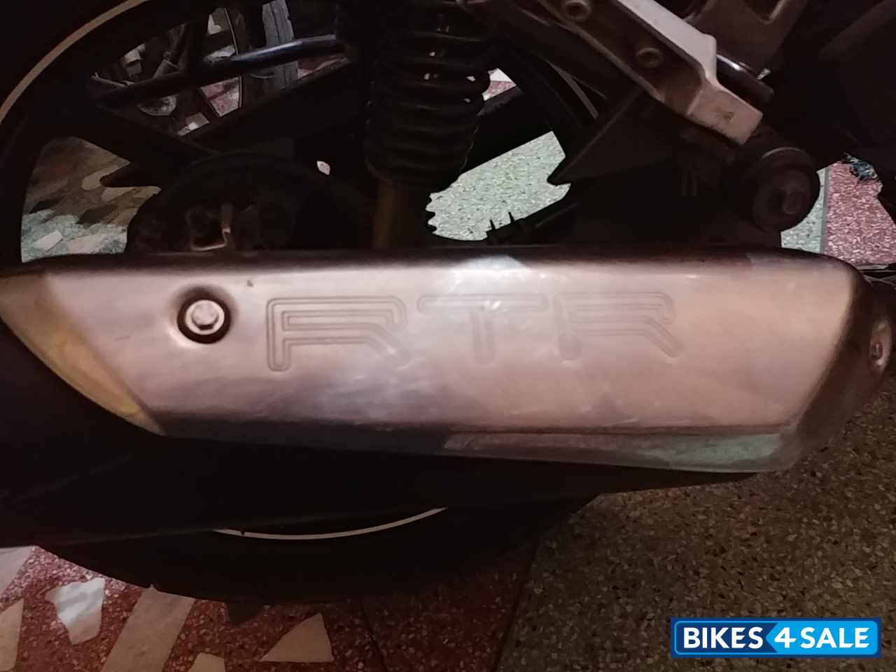 White TVS Apache RTR 180