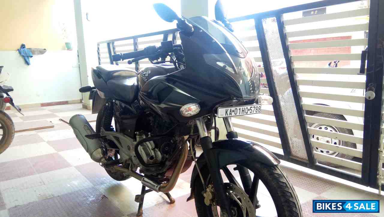 Black Bajaj Pulsar 220F
