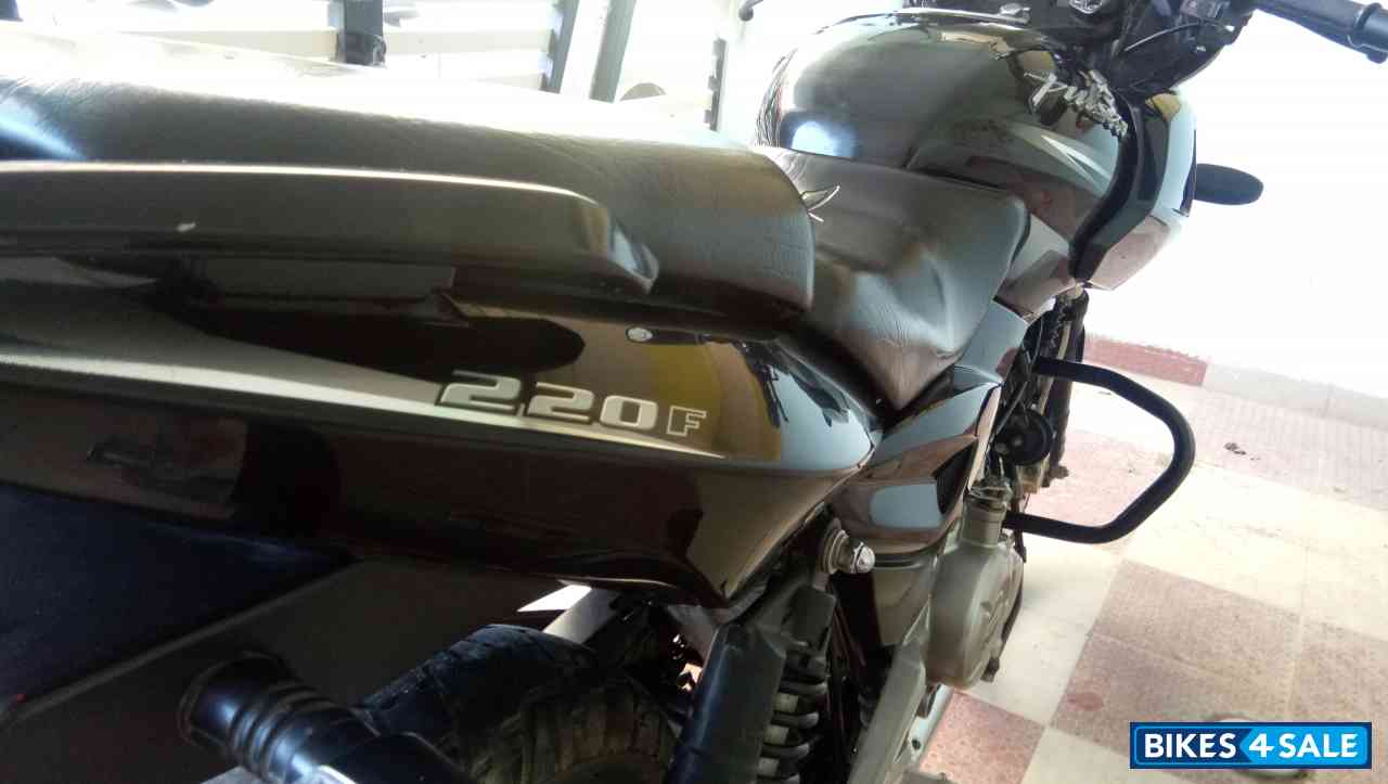 Black Bajaj Pulsar 220F
