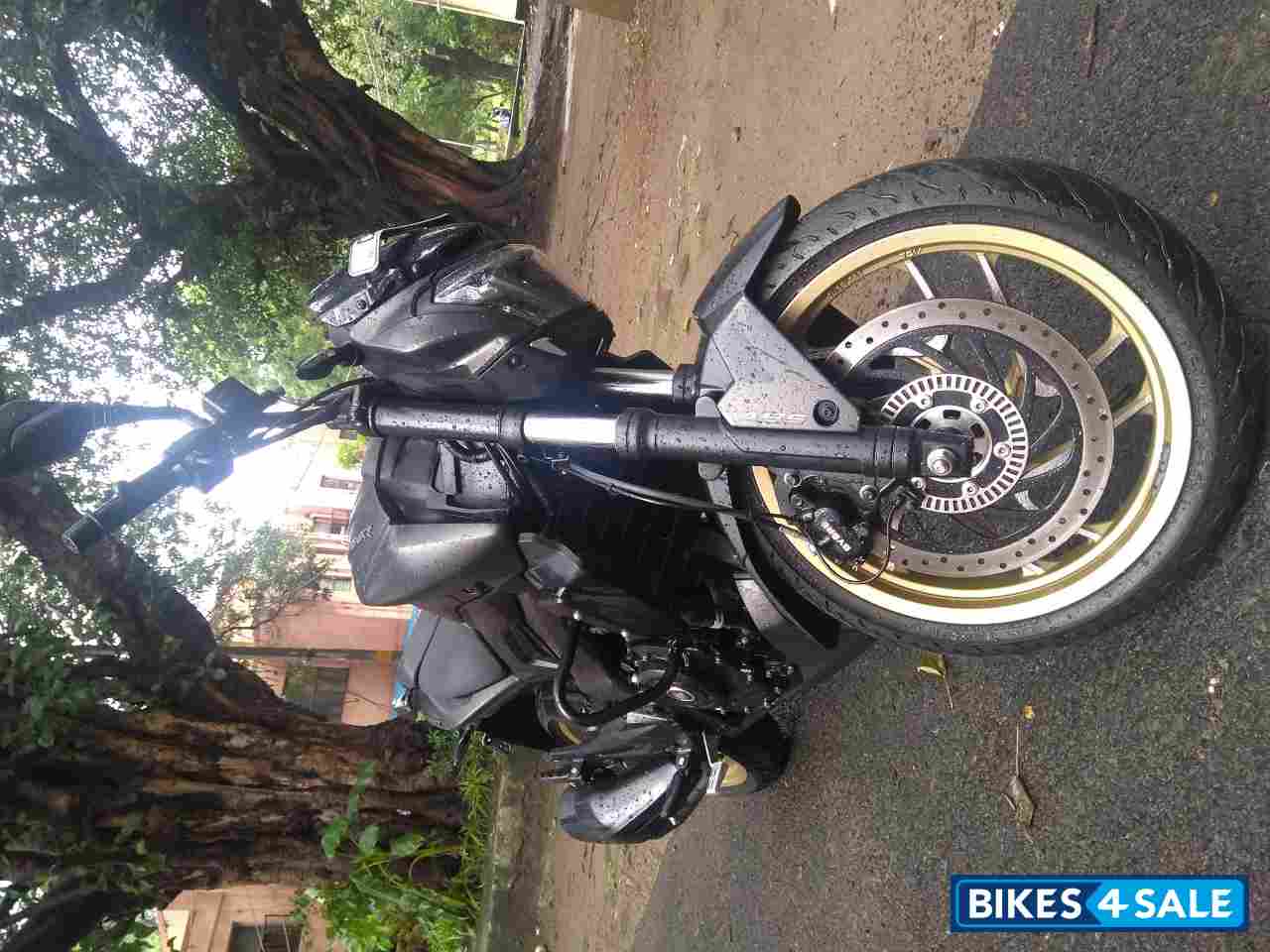 Black Bajaj Dominar 400