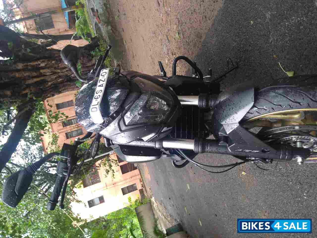 Black Bajaj Dominar 400